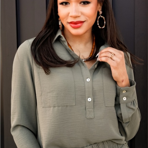 Evereve Tops - Evereve 1/4 Button Down Blouse in Green-Size Small